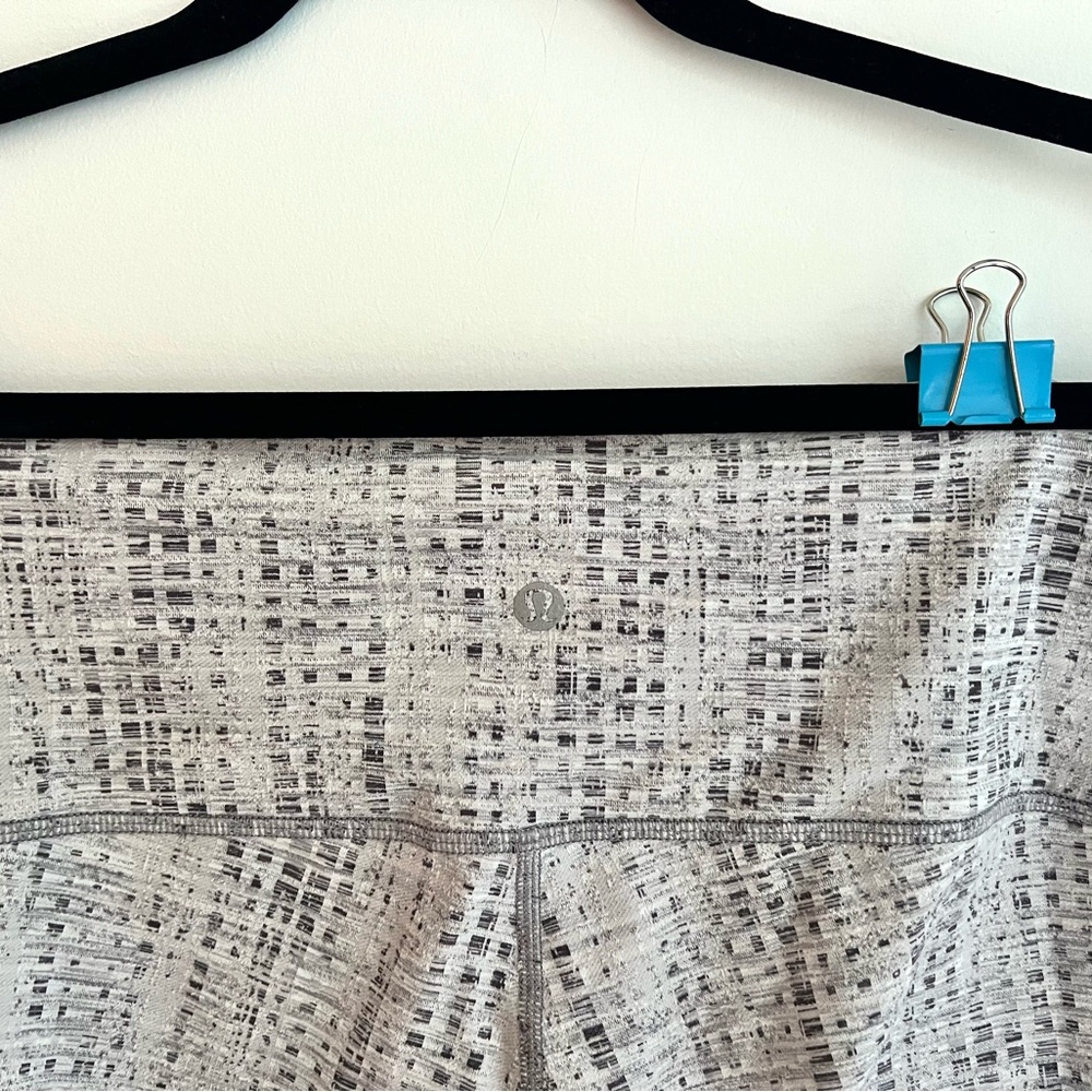 Lululemon Capri Length Grey Patterned Leggings - image 2